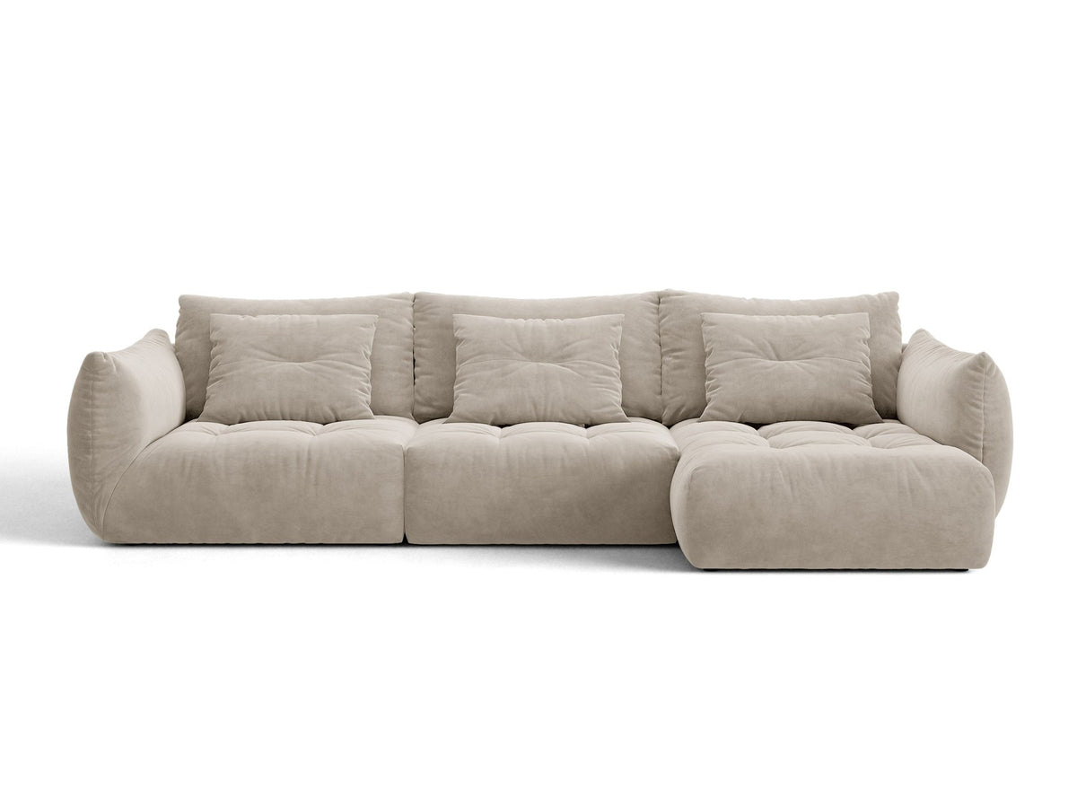 Beiges L-Sofa rechts Bloom von Micadoni mit Veloursstoff-Bezug Casino Pearl, schwarzen Kunststoffbeinen und sichtbarem Staufach unter der Sitzfläche.