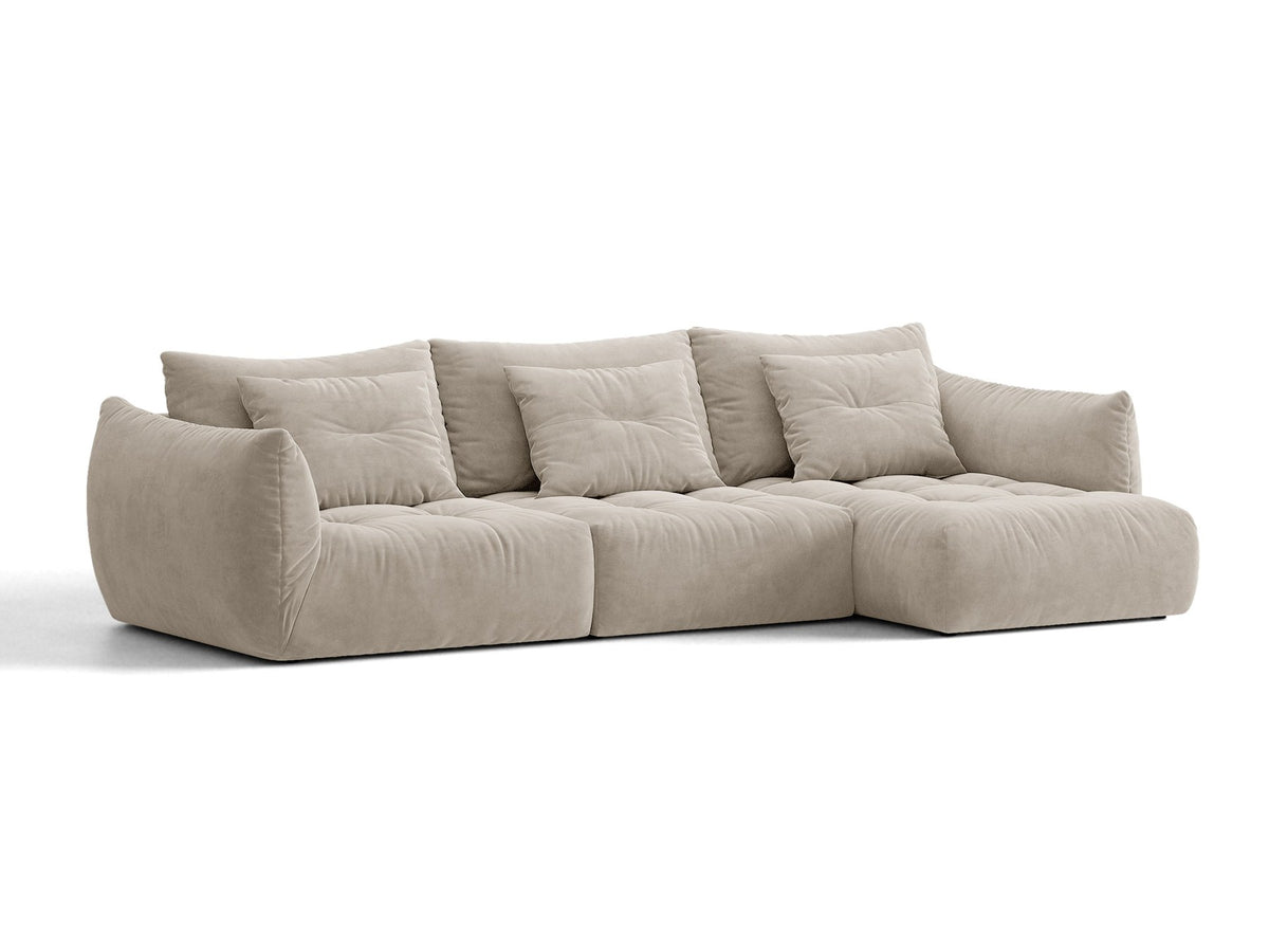 Beiges L-Sofa rechts Bloom von Micadoni mit Veloursstoff-Bezug Casino Pearl, schwarzen Kunststoffbeinen und sichtbarem Staufach unter der Sitzfläche.