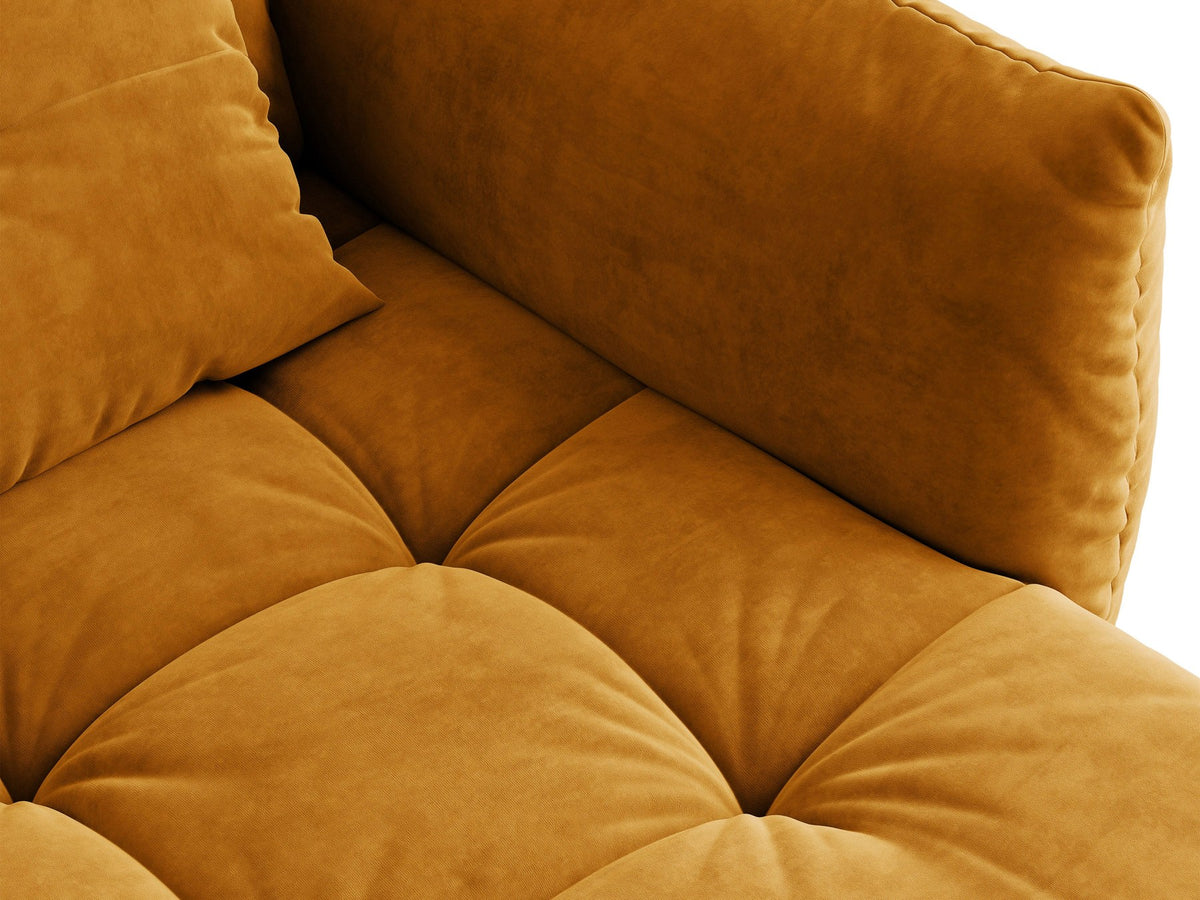 Beiges L-Sofa rechts Bloom von Micadoni mit Veloursstoff-Bezug Casino Pearl, schwarzen Kunststoffbeinen und sichtbarem Staufach unter der Sitzfläche.