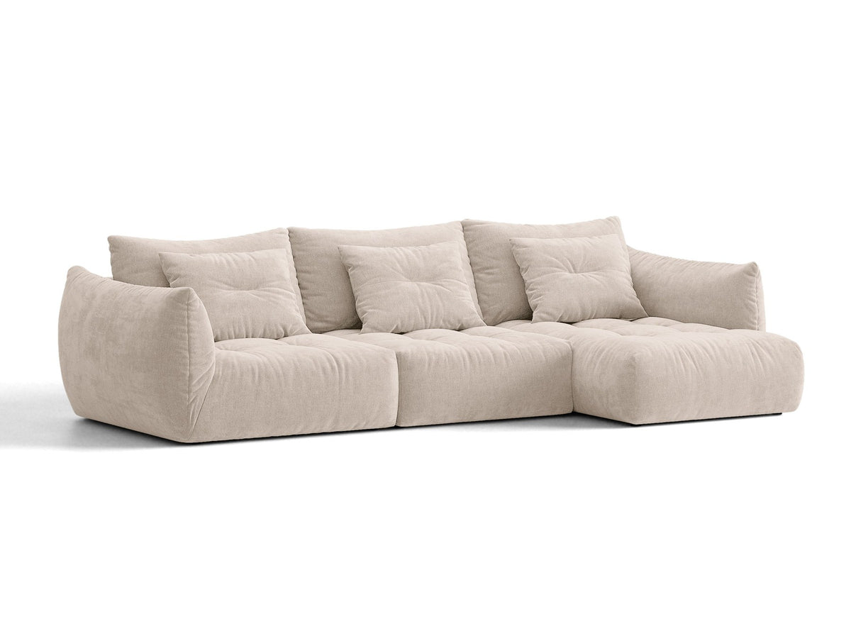 Beiges L-Sofa rechts Bloom von Micadoni mit Veloursstoff-Bezug Casino Pearl, schwarzen Kunststoffbeinen und sichtbarem Staufach unter der Sitzfläche.