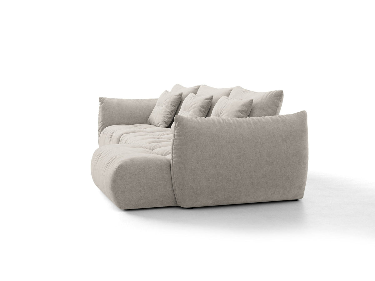 Beiges L-Sofa rechts Bloom von Micadoni mit Veloursstoff-Bezug Casino Pearl, schwarzen Kunststoffbeinen und sichtbarem Staufach unter der Sitzfläche.