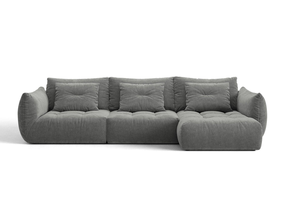Beiges L-Sofa rechts Bloom von Micadoni mit Veloursstoff-Bezug Casino Pearl, schwarzen Kunststoffbeinen und sichtbarem Staufach unter der Sitzfläche.