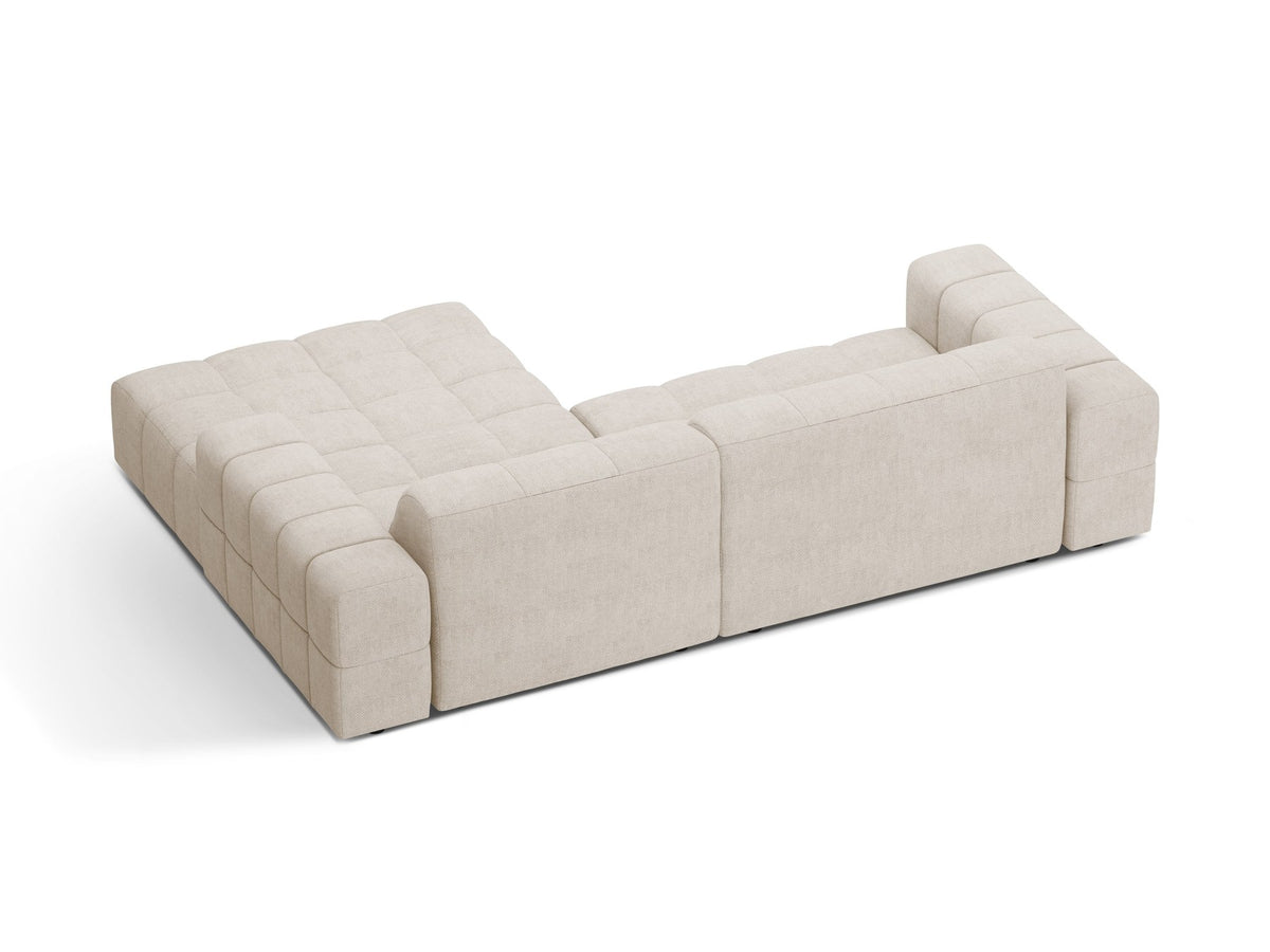 Jennifer Linkes Ecksofa von Micadoni in leichtem Beige, L-Form rechts, bezogen mit Chenille-Stoff Eden 2 Pearl, schwarze Kunststoffbeine.