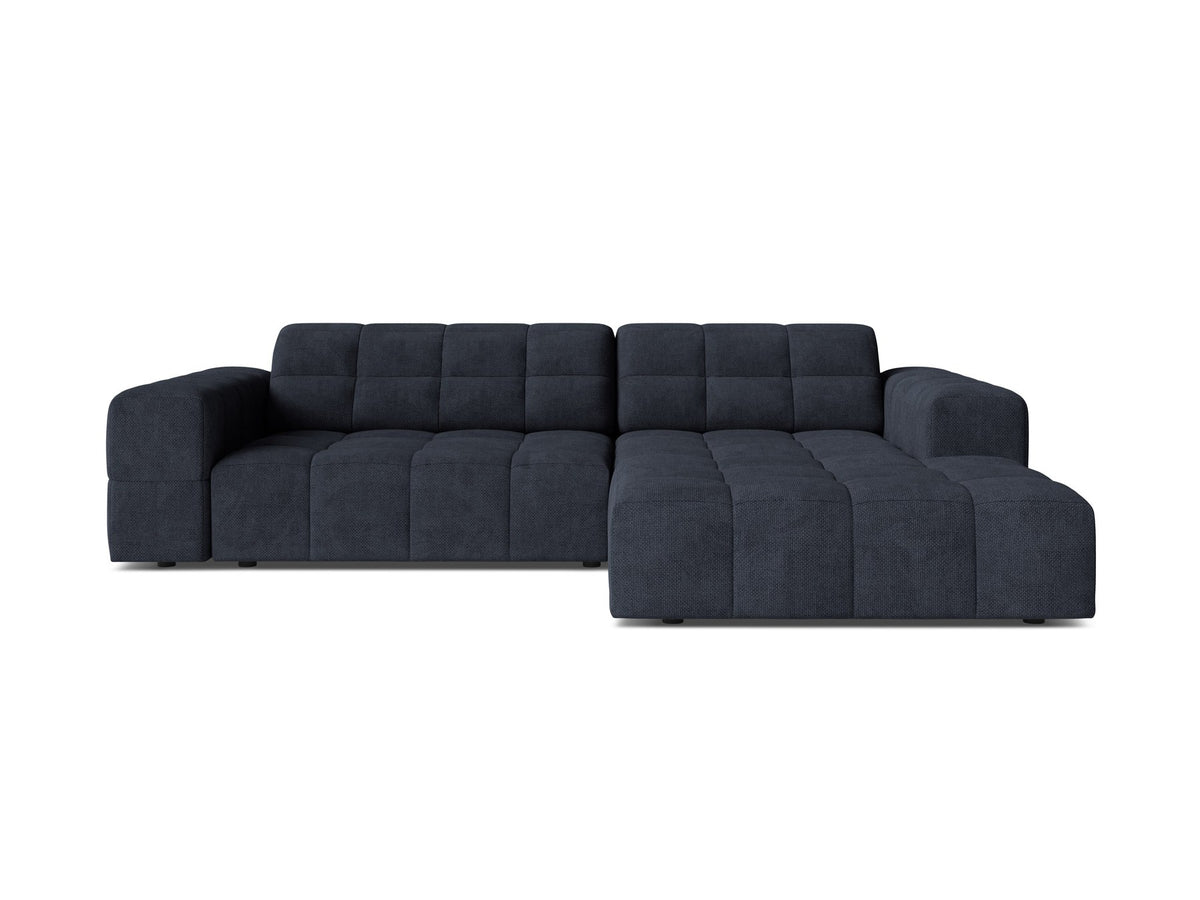 Jennifer Linkes Ecksofa von Micadoni in leichtem Beige, L-Form rechts, bezogen mit Chenille-Stoff Eden 2 Pearl, schwarze Kunststoffbeine.