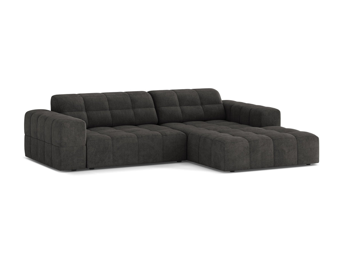 Jennifer Linkes Ecksofa von Micadoni in leichtem Beige, L-Form rechts, bezogen mit Chenille-Stoff Eden 2 Pearl, schwarze Kunststoffbeine.