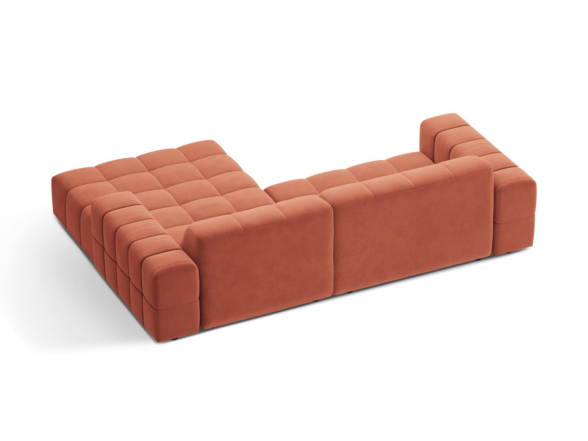 Jennifer Linkes Ecksofa von Micadoni in leichtem Beige, L-Form rechts, bezogen mit Chenille-Stoff Eden 2 Pearl, schwarze Kunststoffbeine.