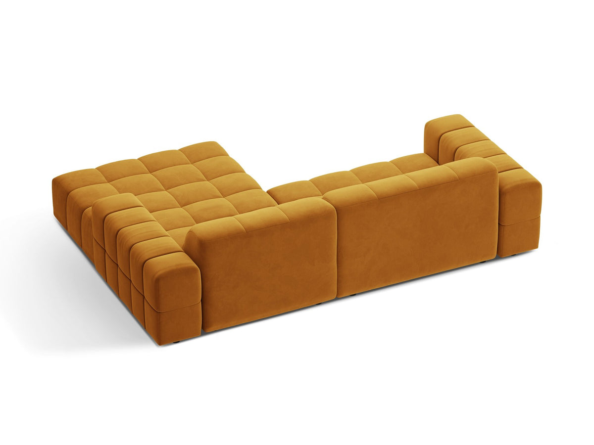 Jennifer Linkes Ecksofa von Micadoni in leichtem Beige, L-Form rechts, bezogen mit Chenille-Stoff Eden 2 Pearl, schwarze Kunststoffbeine.