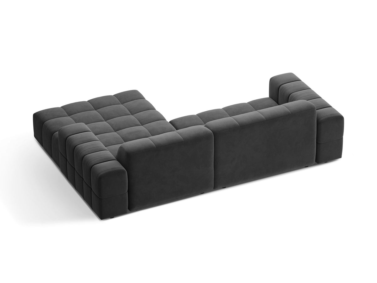 Jennifer Linkes Ecksofa von Micadoni in leichtem Beige, L-Form rechts, bezogen mit Chenille-Stoff Eden 2 Pearl, schwarze Kunststoffbeine.