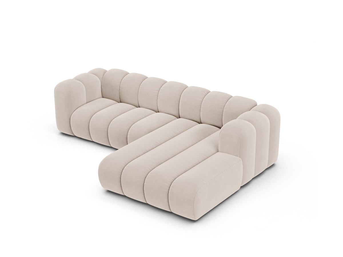 Modulares Ecksofa in leichtem Beige mit Venus-Samtstoff, schwarzen Kunststoffbeinen und einer Sitzbreite von 210 cm, Hersteller Micadoni.