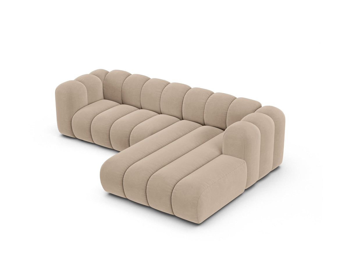 Modulares Ecksofa in leichtem Beige mit Venus-Samtstoff, schwarzen Kunststoffbeinen und einer Sitzbreite von 210 cm, Hersteller Micadoni.
