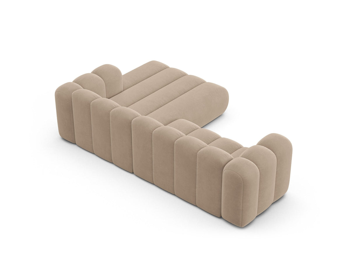 Modulares Ecksofa in leichtem Beige mit Venus-Samtstoff, schwarzen Kunststoffbeinen und einer Sitzbreite von 210 cm, Hersteller Micadoni.