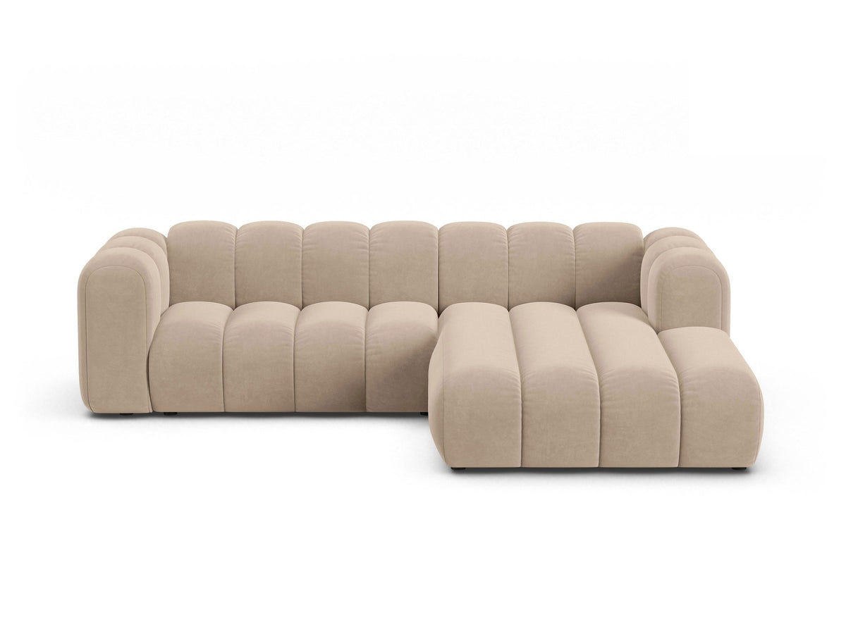 Modulares Ecksofa in leichtem Beige mit Venus-Samtstoff, schwarzen Kunststoffbeinen und einer Sitzbreite von 210 cm, Hersteller Micadoni.