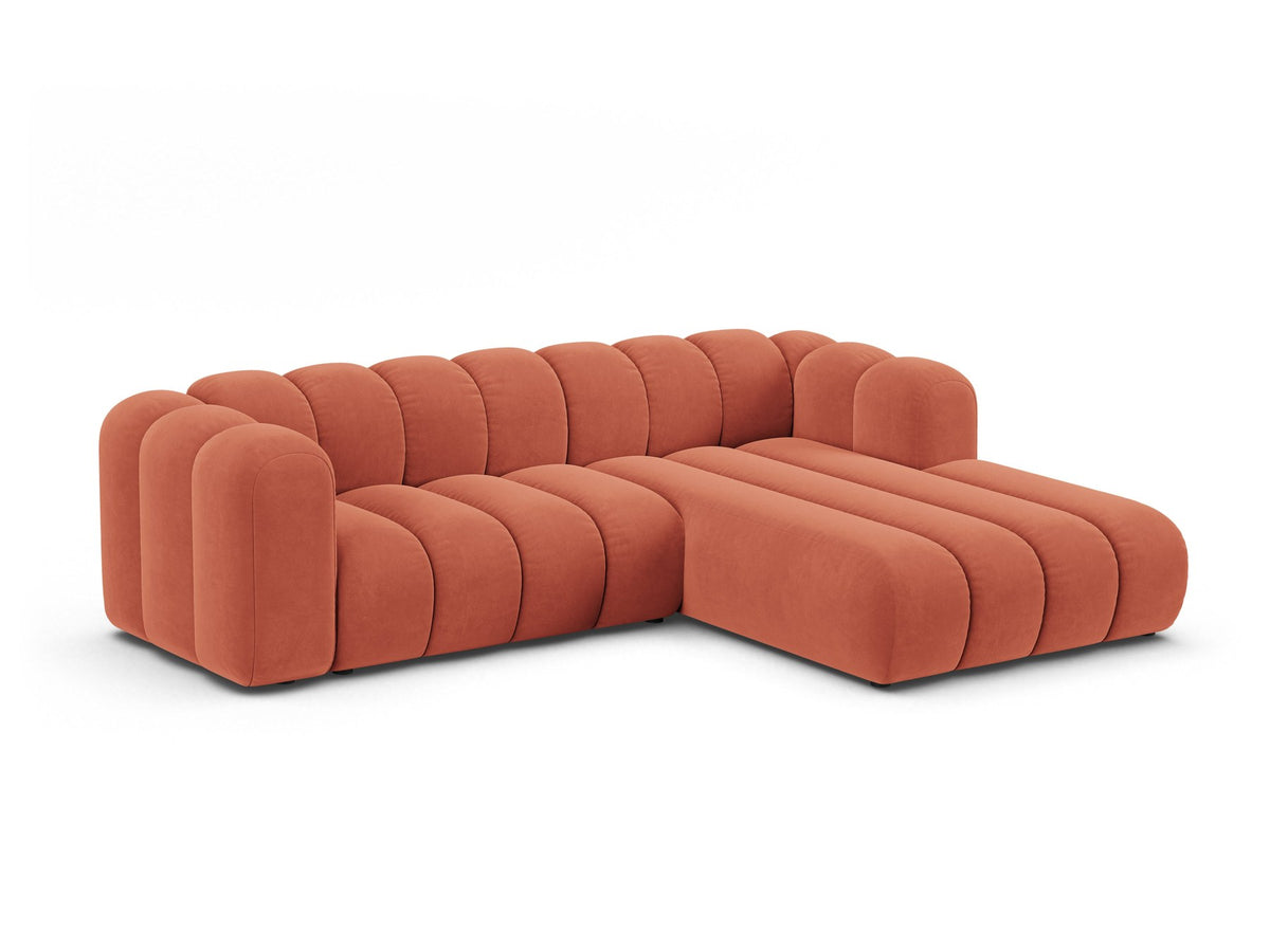 Modulares Ecksofa in leichtem Beige mit Venus-Samtstoff, schwarzen Kunststoffbeinen und einer Sitzbreite von 210 cm, Hersteller Micadoni.