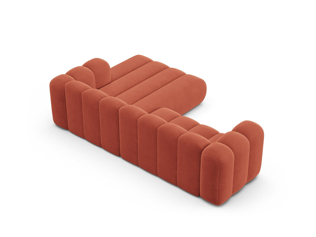 Modulares Ecksofa in leichtem Beige mit Venus-Samtstoff, schwarzen Kunststoffbeinen und einer Sitzbreite von 210 cm, Hersteller Micadoni.