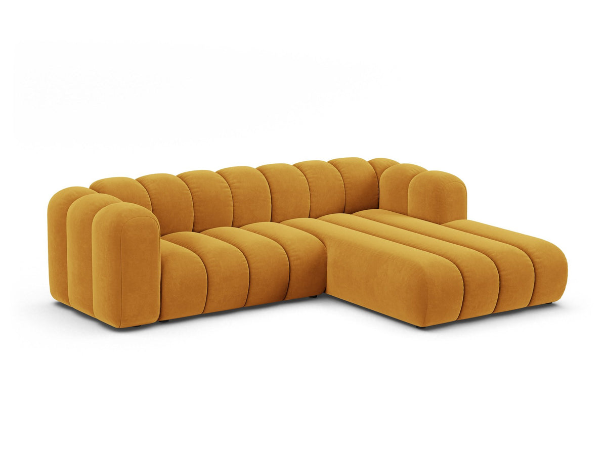 Modulares Ecksofa in leichtem Beige mit Venus-Samtstoff, schwarzen Kunststoffbeinen und einer Sitzbreite von 210 cm, Hersteller Micadoni.