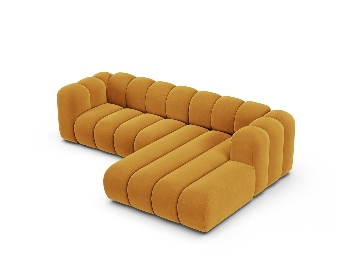 Modulares Ecksofa in leichtem Beige mit Venus-Samtstoff, schwarzen Kunststoffbeinen und einer Sitzbreite von 210 cm, Hersteller Micadoni.