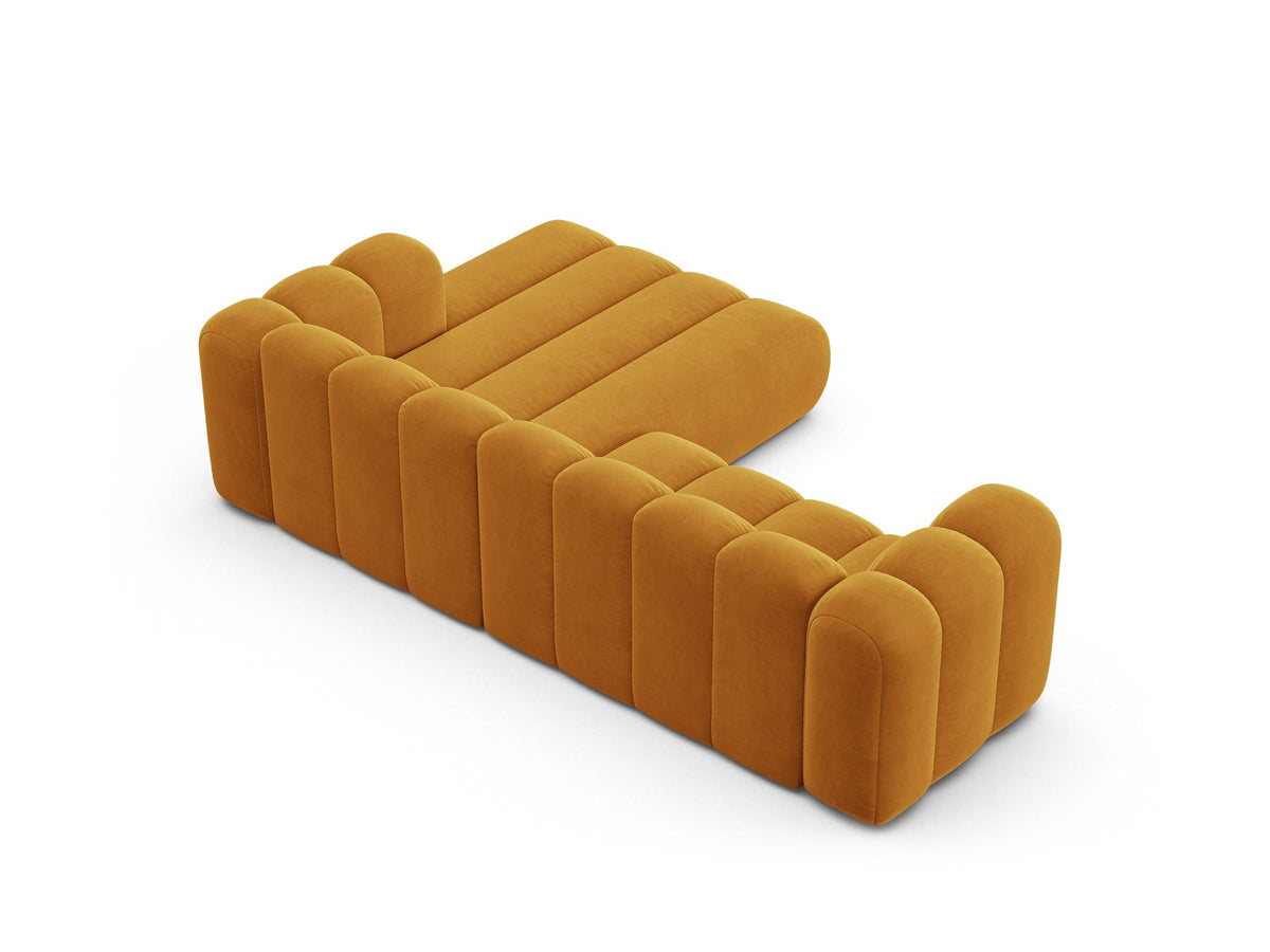 Modulares Ecksofa in leichtem Beige mit Venus-Samtstoff, schwarzen Kunststoffbeinen und einer Sitzbreite von 210 cm, Hersteller Micadoni.