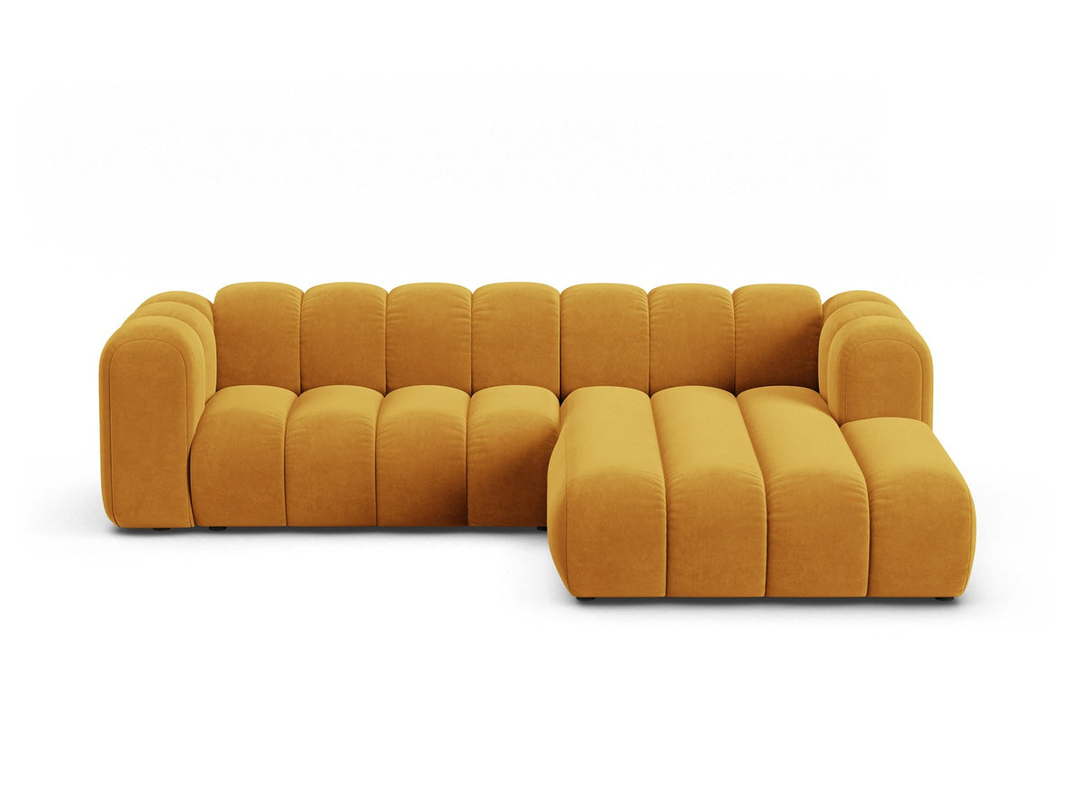 Modulares Ecksofa in leichtem Beige mit Venus-Samtstoff, schwarzen Kunststoffbeinen und einer Sitzbreite von 210 cm, Hersteller Micadoni.