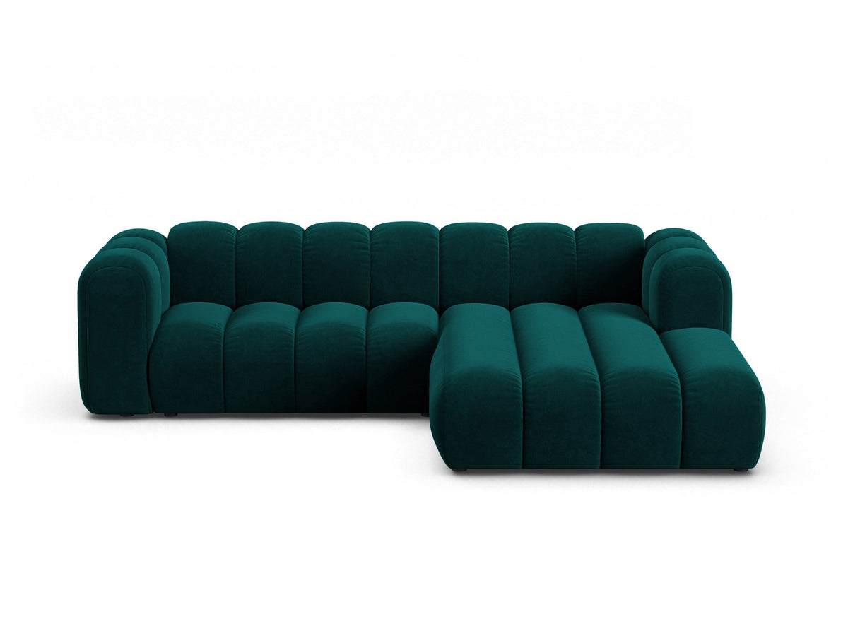 Modulares Ecksofa in leichtem Beige mit Venus-Samtstoff, schwarzen Kunststoffbeinen und einer Sitzbreite von 210 cm, Hersteller Micadoni.