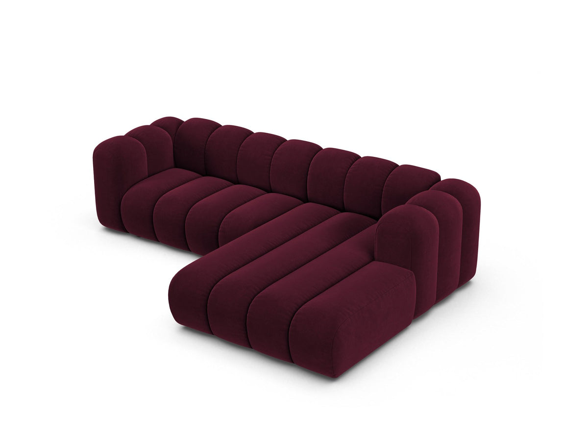 Modulares Ecksofa in leichtem Beige mit Venus-Samtstoff, schwarzen Kunststoffbeinen und einer Sitzbreite von 210 cm, Hersteller Micadoni.