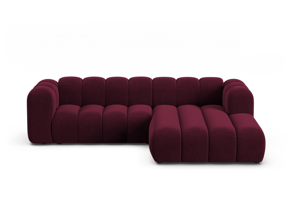 Modulares Ecksofa in leichtem Beige mit Venus-Samtstoff, schwarzen Kunststoffbeinen und einer Sitzbreite von 210 cm, Hersteller Micadoni.