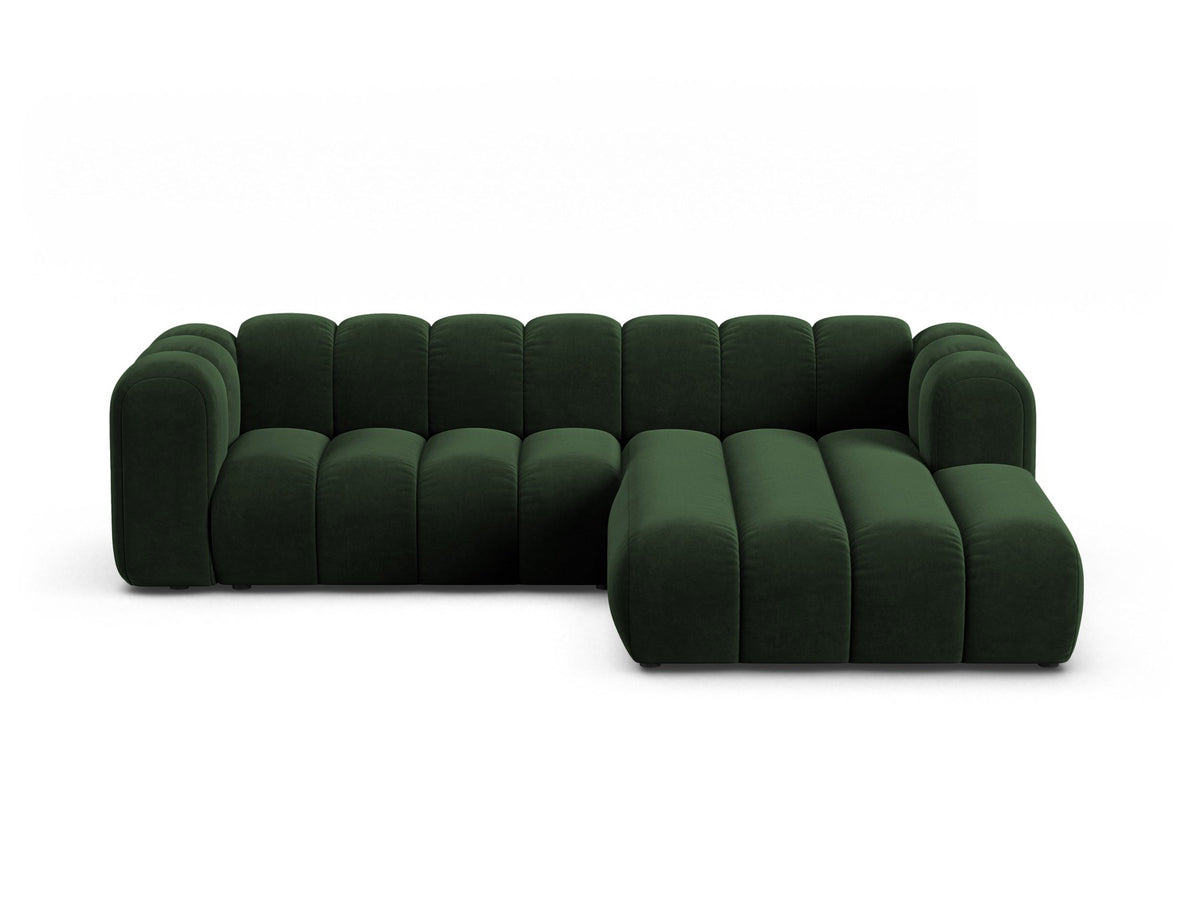 Modulares Ecksofa in leichtem Beige mit Venus-Samtstoff, schwarzen Kunststoffbeinen und einer Sitzbreite von 210 cm, Hersteller Micadoni.