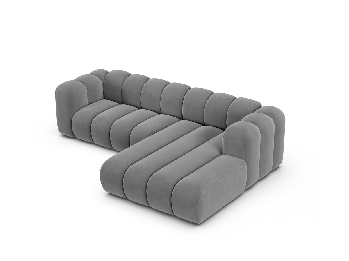 Modulares Ecksofa in leichtem Beige mit Venus-Samtstoff, schwarzen Kunststoffbeinen und einer Sitzbreite von 210 cm, Hersteller Micadoni.