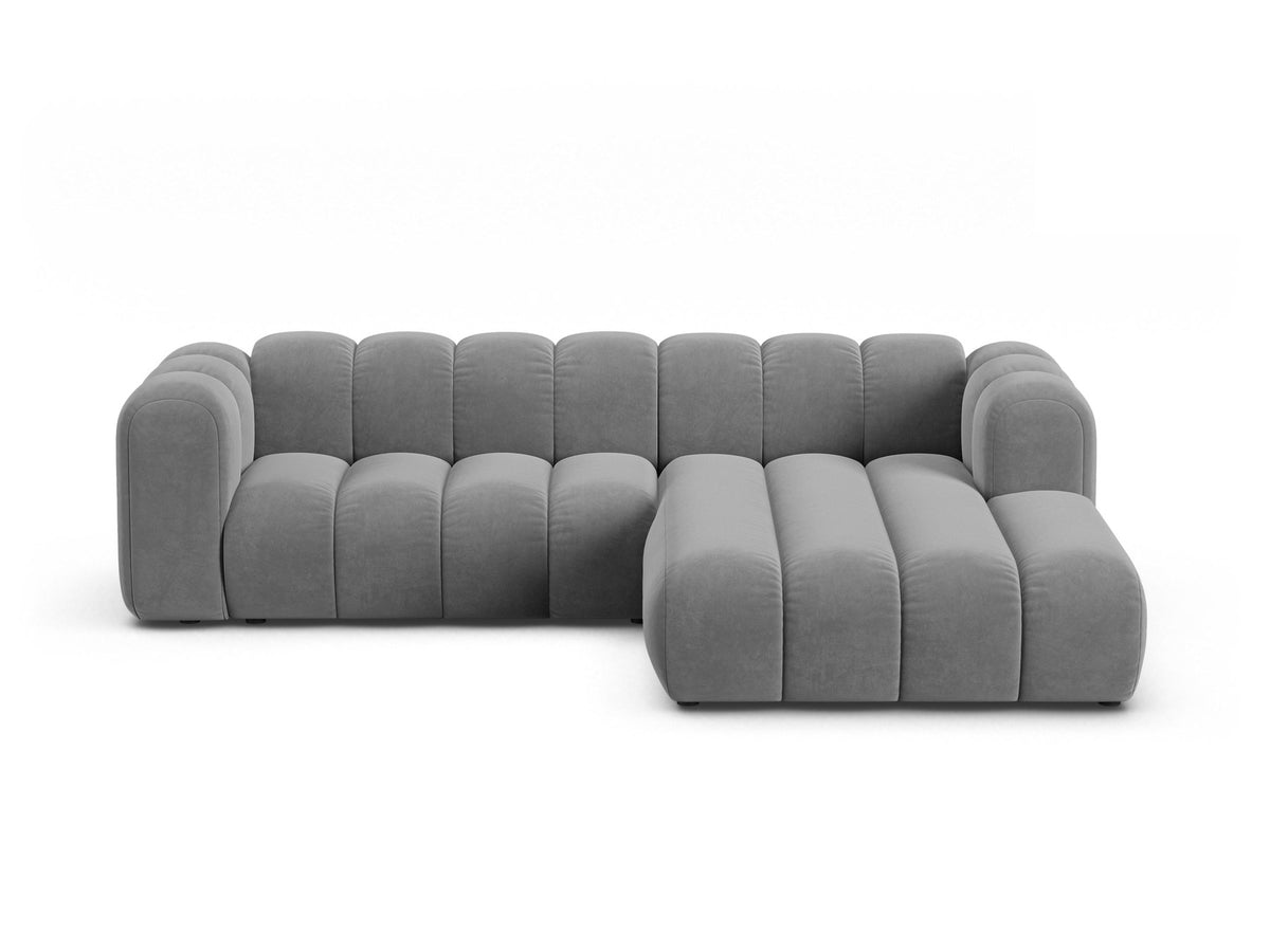 Modulares Ecksofa in leichtem Beige mit Venus-Samtstoff, schwarzen Kunststoffbeinen und einer Sitzbreite von 210 cm, Hersteller Micadoni.