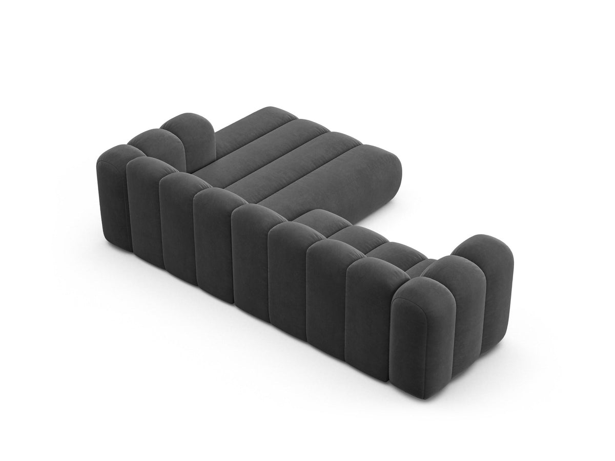 Modulares Ecksofa in leichtem Beige mit Venus-Samtstoff, schwarzen Kunststoffbeinen und einer Sitzbreite von 210 cm, Hersteller Micadoni.