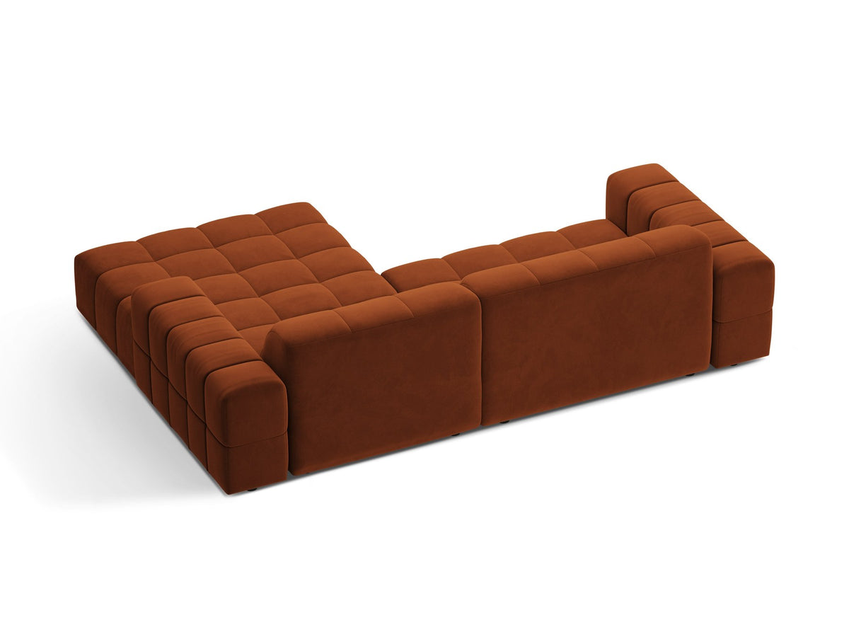 Jennifer Linkes Ecksofa von Micadoni in leichtem Beige, L-Form rechts, bezogen mit Chenille-Stoff Eden 2 Pearl, schwarze Kunststoffbeine.