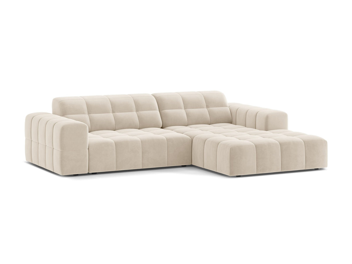 Jennifer Linkes Ecksofa von Micadoni in leichtem Beige, L-Form rechts, bezogen mit Chenille-Stoff Eden 2 Pearl, schwarze Kunststoffbeine.