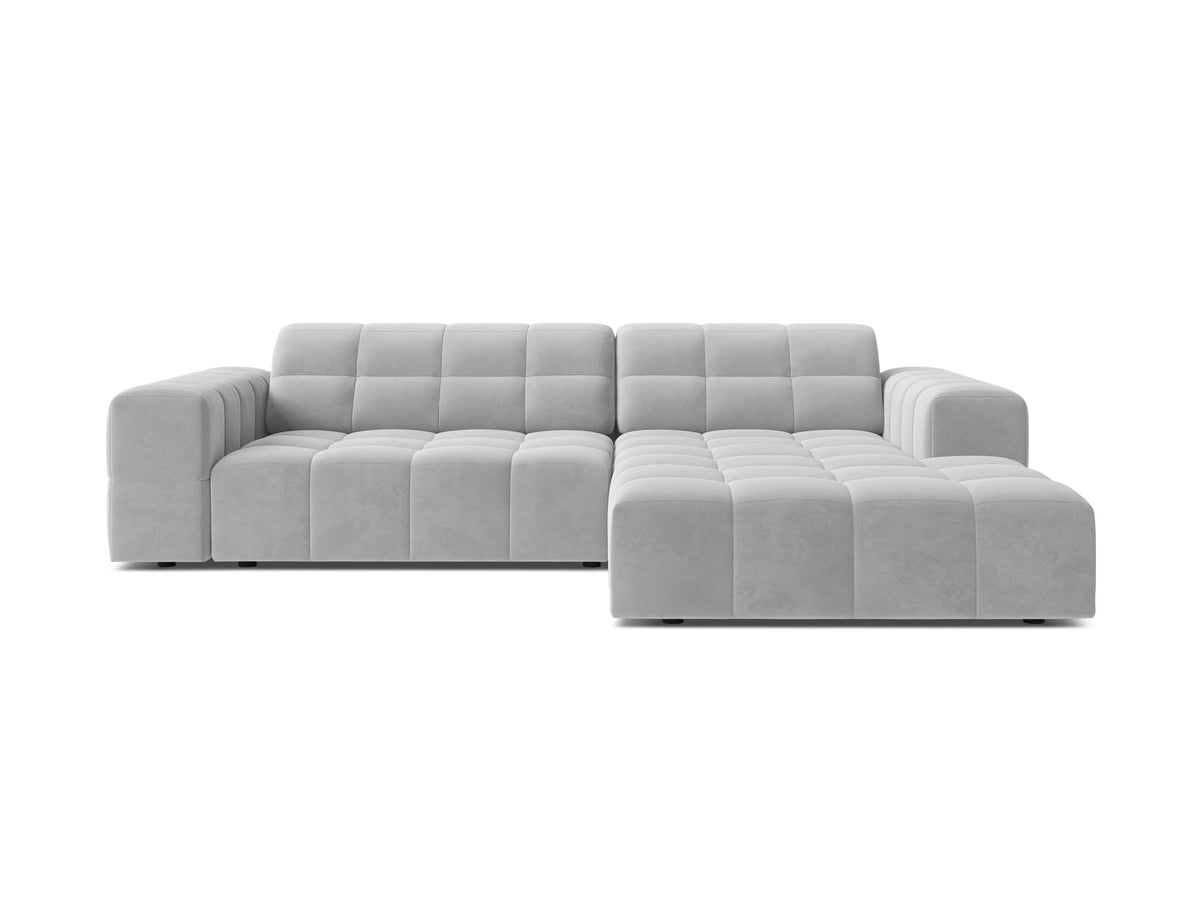 Jennifer Linkes Ecksofa von Micadoni in leichtem Beige, L-Form rechts, bezogen mit Chenille-Stoff Eden 2 Pearl, schwarze Kunststoffbeine.