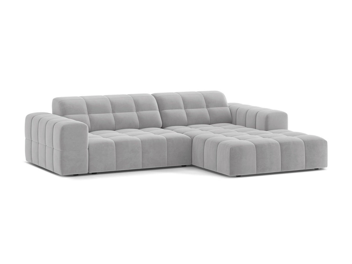 Jennifer Linkes Ecksofa von Micadoni in leichtem Beige, L-Form rechts, bezogen mit Chenille-Stoff Eden 2 Pearl, schwarze Kunststoffbeine.