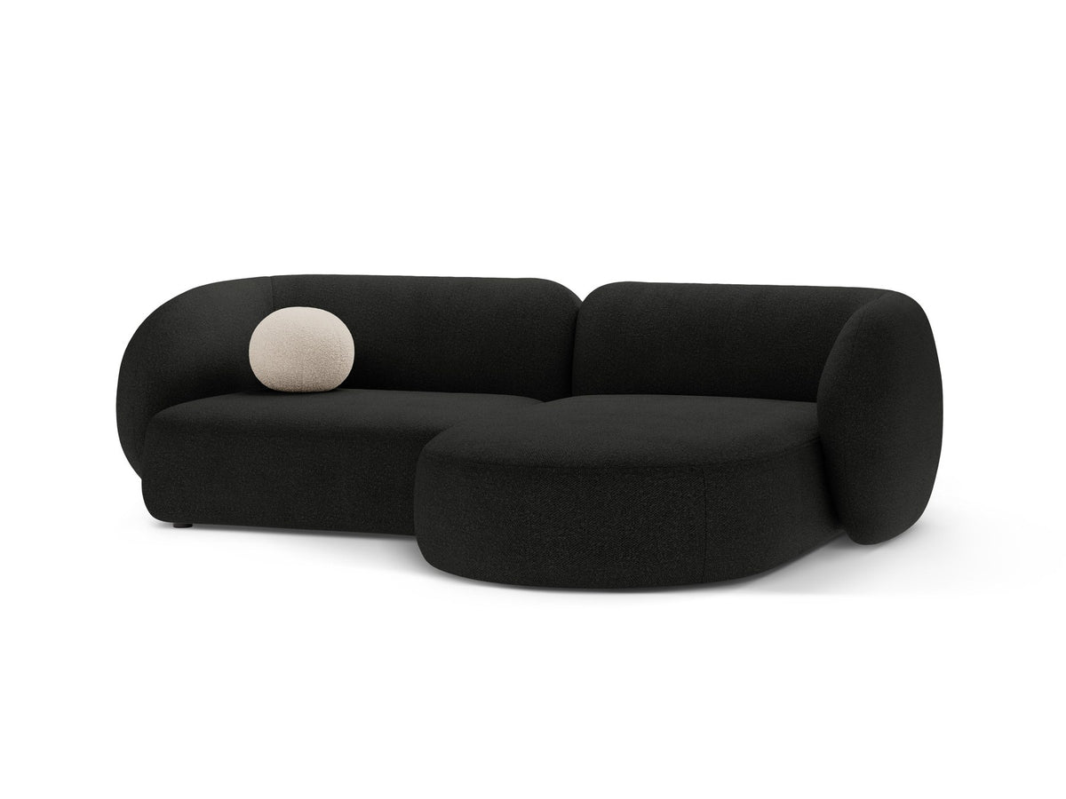 Weisses modulares Ecksofa Kate von Micadoni mit Bouclé-Stoff, schwarzen Kunststoffbeinen und rechts ausgerichteter Formgebung.