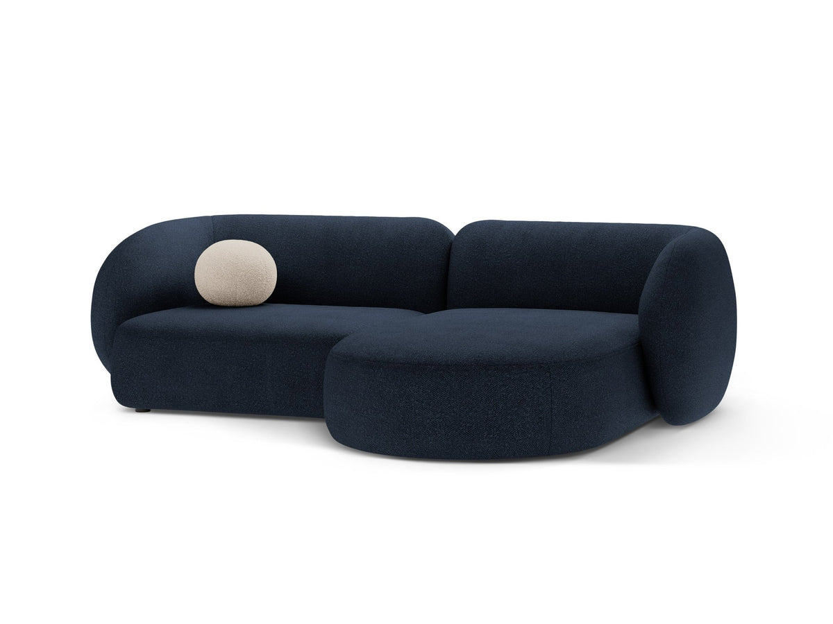 Weisses modulares Ecksofa Kate von Micadoni mit Bouclé-Stoff, schwarzen Kunststoffbeinen und rechts ausgerichteter Formgebung.