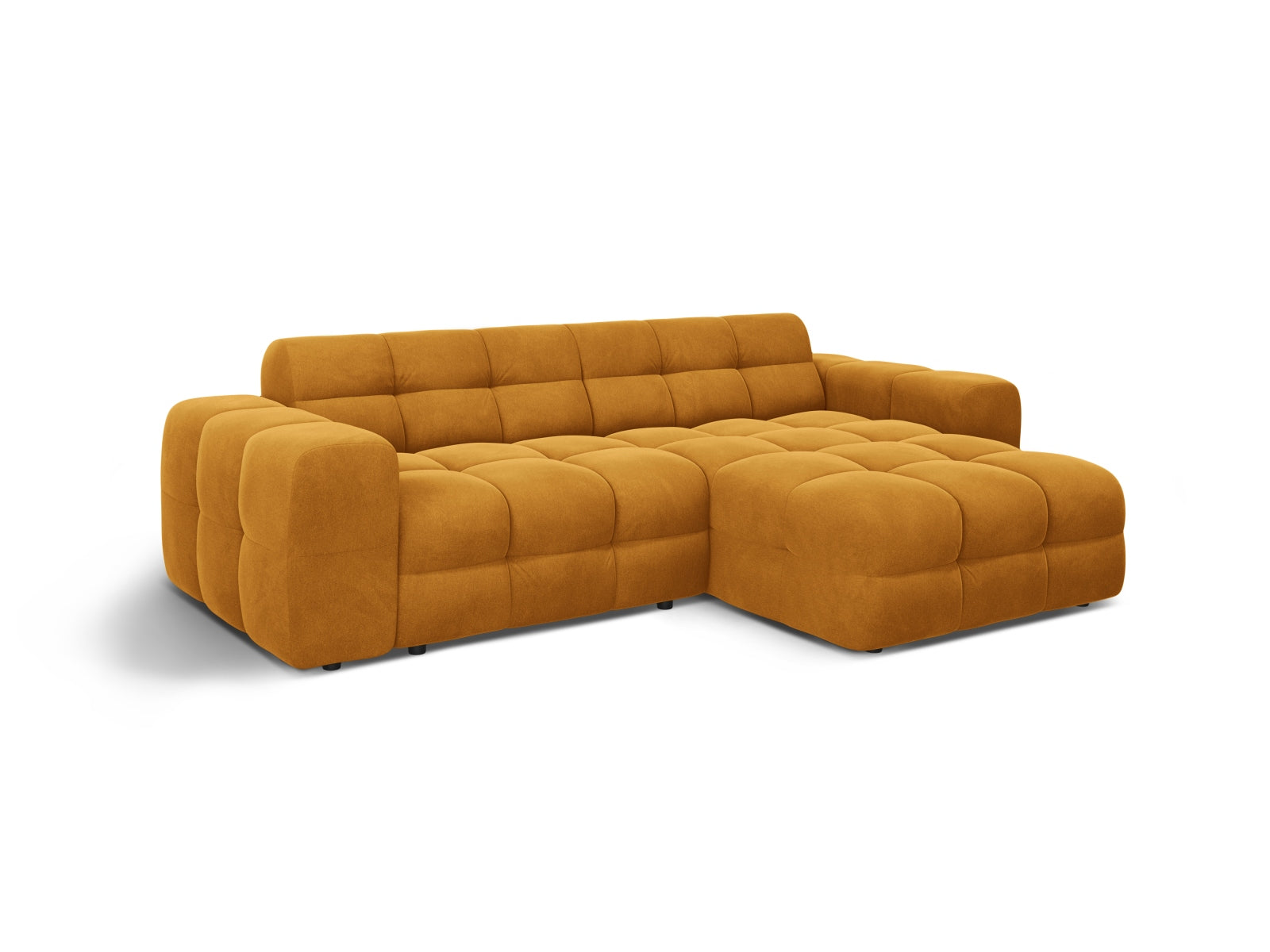 Stilvolles Kendal Velour Ecksofa in warmem Senfgelb, 4-Sitzer, perfekt für moderne Wohnzimmer, erhältlich bei Micadoni.
