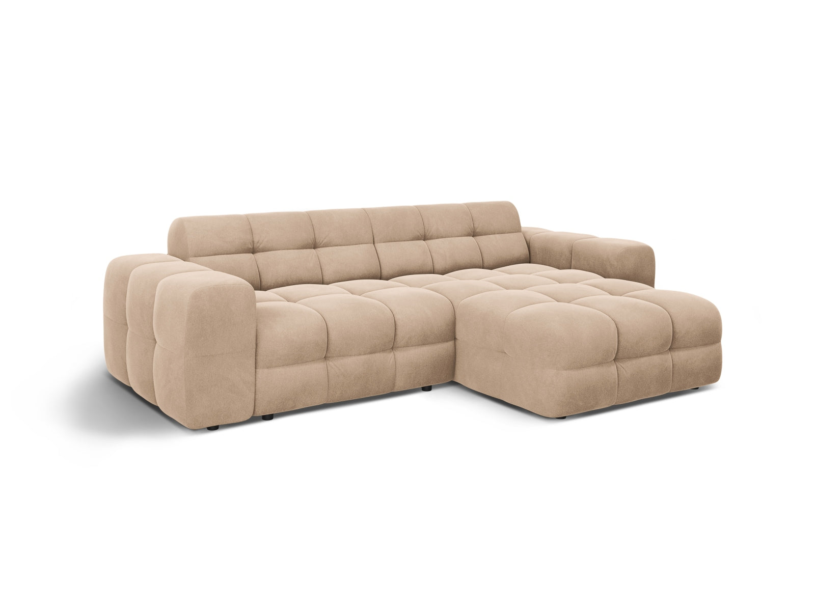 Modernes Kendal Velour Ecksofa in sanftem Almond Beige, perfekt für gemütliche Wohnzimmer. Rechtsseitiges 4-Sitzer Design von Micadoni.