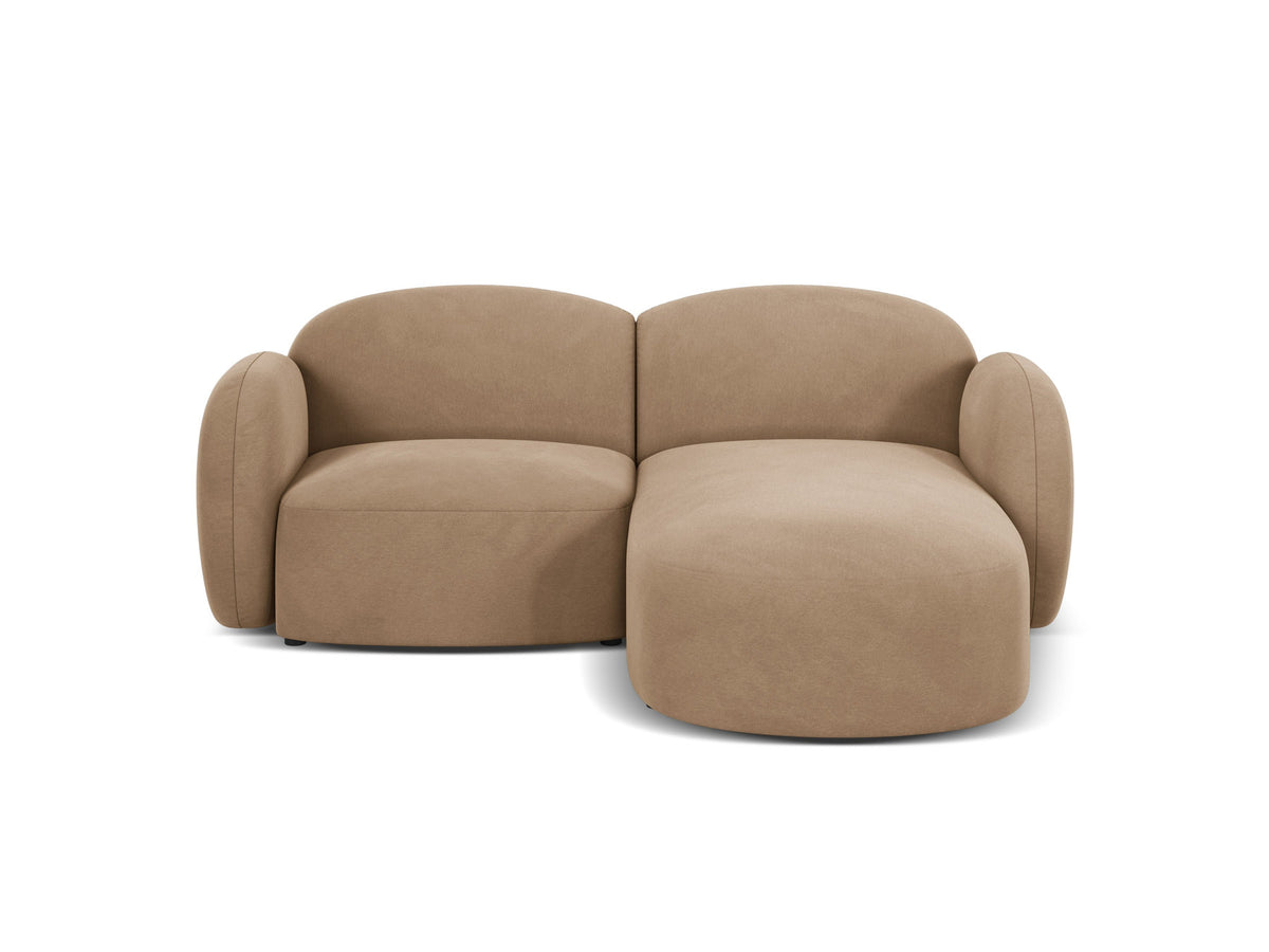 Blair Velour Ecksofa rechts 3 Sitzer in Sand-Casino präsentiert im Onlineshop von KAQTU Design AG. L-Sofa rechts ist von Micadoni