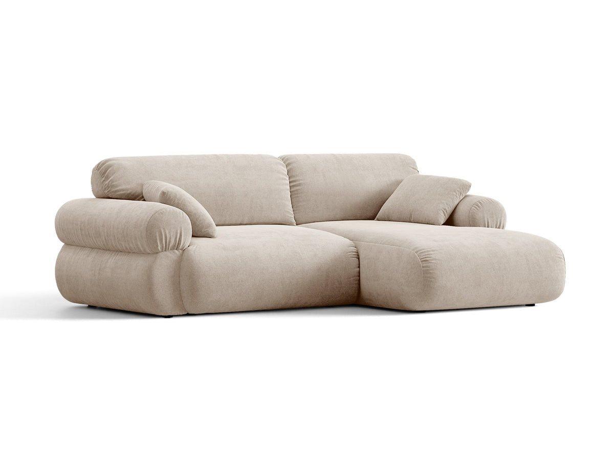 Beiges L-Ecksofa Ophelia von Micadoni mit Stoffbezug Liberty, schwarzen Kunststoffbeinen und niedriger, abgerundeter Sitzform.