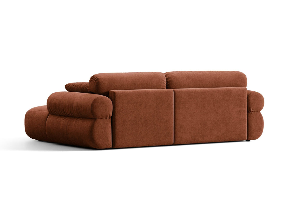 Beiges L-Ecksofa Ophelia von Micadoni mit Stoffbezug Liberty, schwarzen Kunststoffbeinen und niedriger, abgerundeter Sitzform.