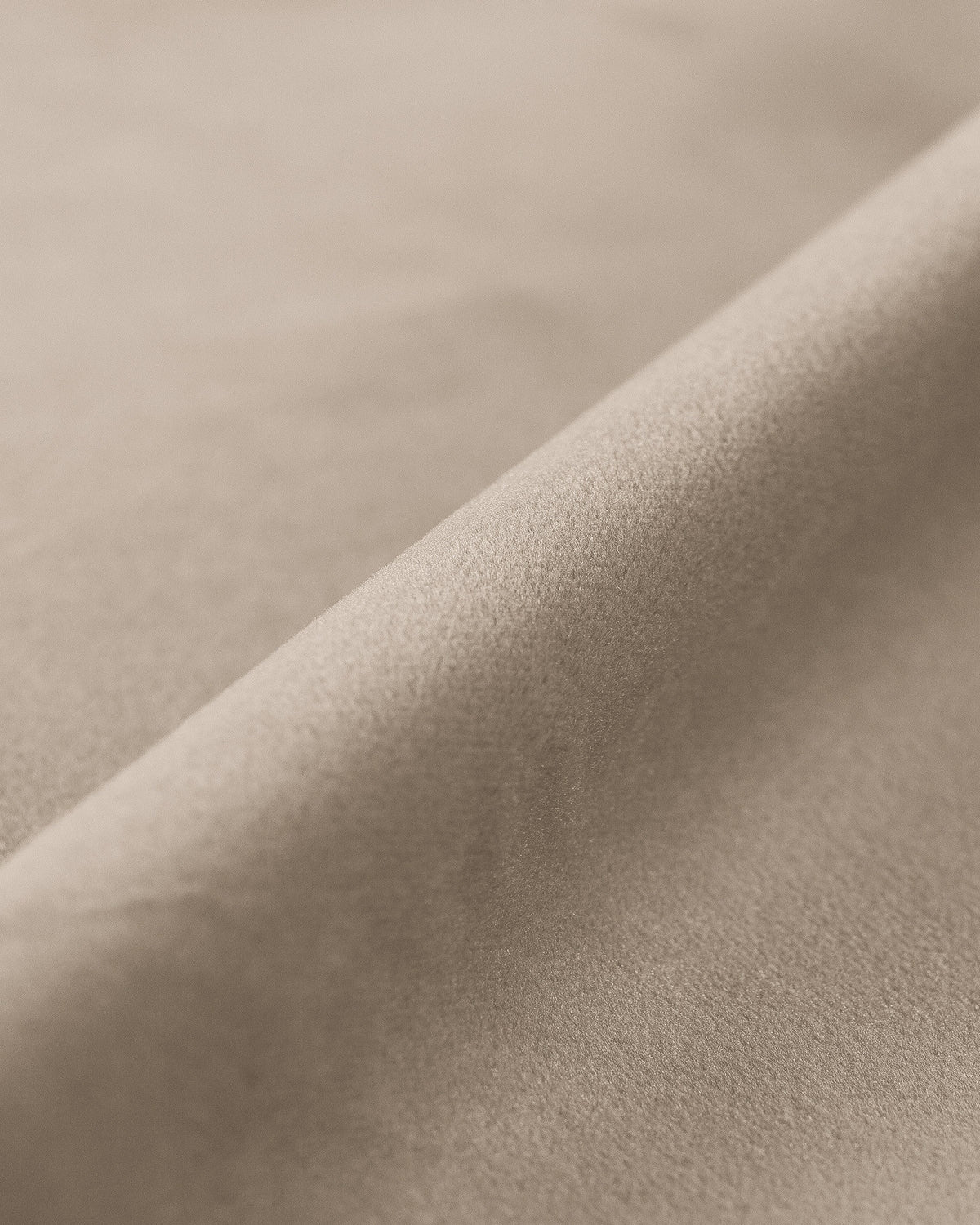 Jenny Velour Ecksofa rechts 5 Sitzer in Beige-Salvador präsentiert im Onlineshop von KAQTU Design AG. L-Sofa rechts ist von Micadoni