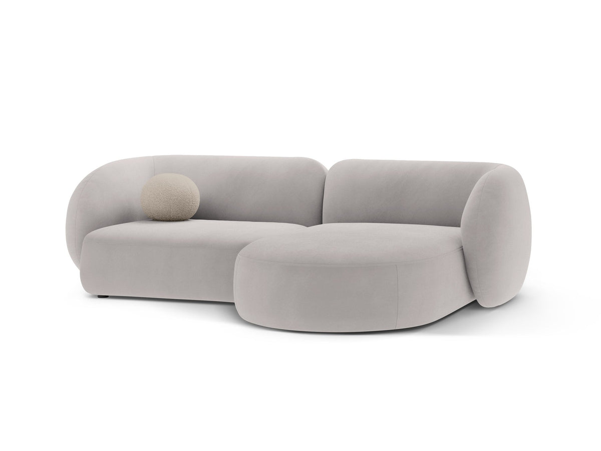 Weisses modulares Ecksofa Kate von Micadoni mit Bouclé-Stoff, schwarzen Kunststoffbeinen und rechts ausgerichteter Formgebung.