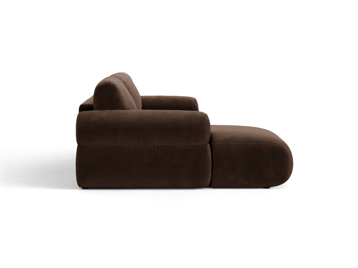 Beiges L-Ecksofa Ophelia von Micadoni mit Stoffbezug Liberty, schwarzen Kunststoffbeinen und niedriger, abgerundeter Sitzform.