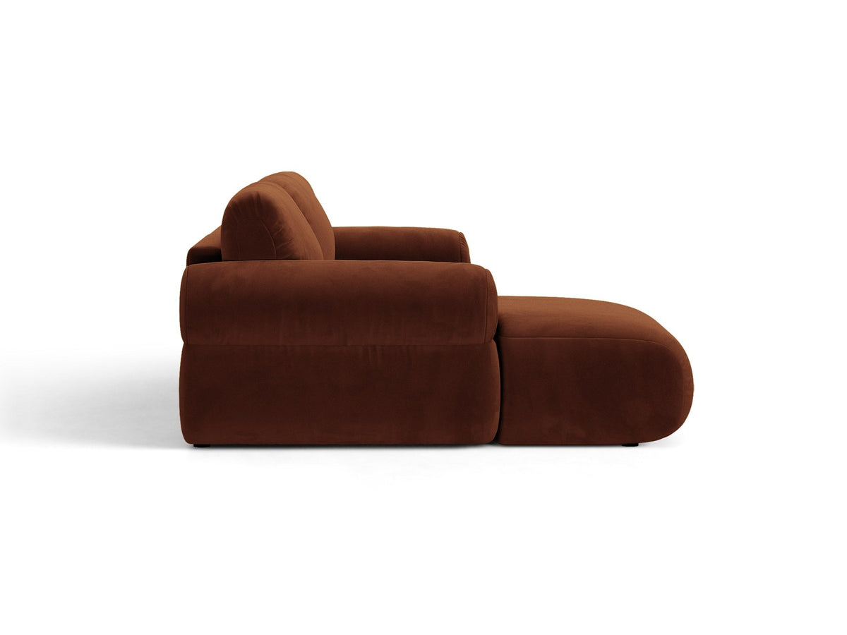 Beiges L-Ecksofa Ophelia von Micadoni mit Stoffbezug Liberty, schwarzen Kunststoffbeinen und niedriger, abgerundeter Sitzform.