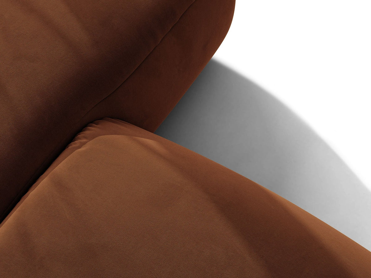 Beiges L-Ecksofa Ophelia von Micadoni mit Stoffbezug Liberty, schwarzen Kunststoffbeinen und niedriger, abgerundeter Sitzform.
