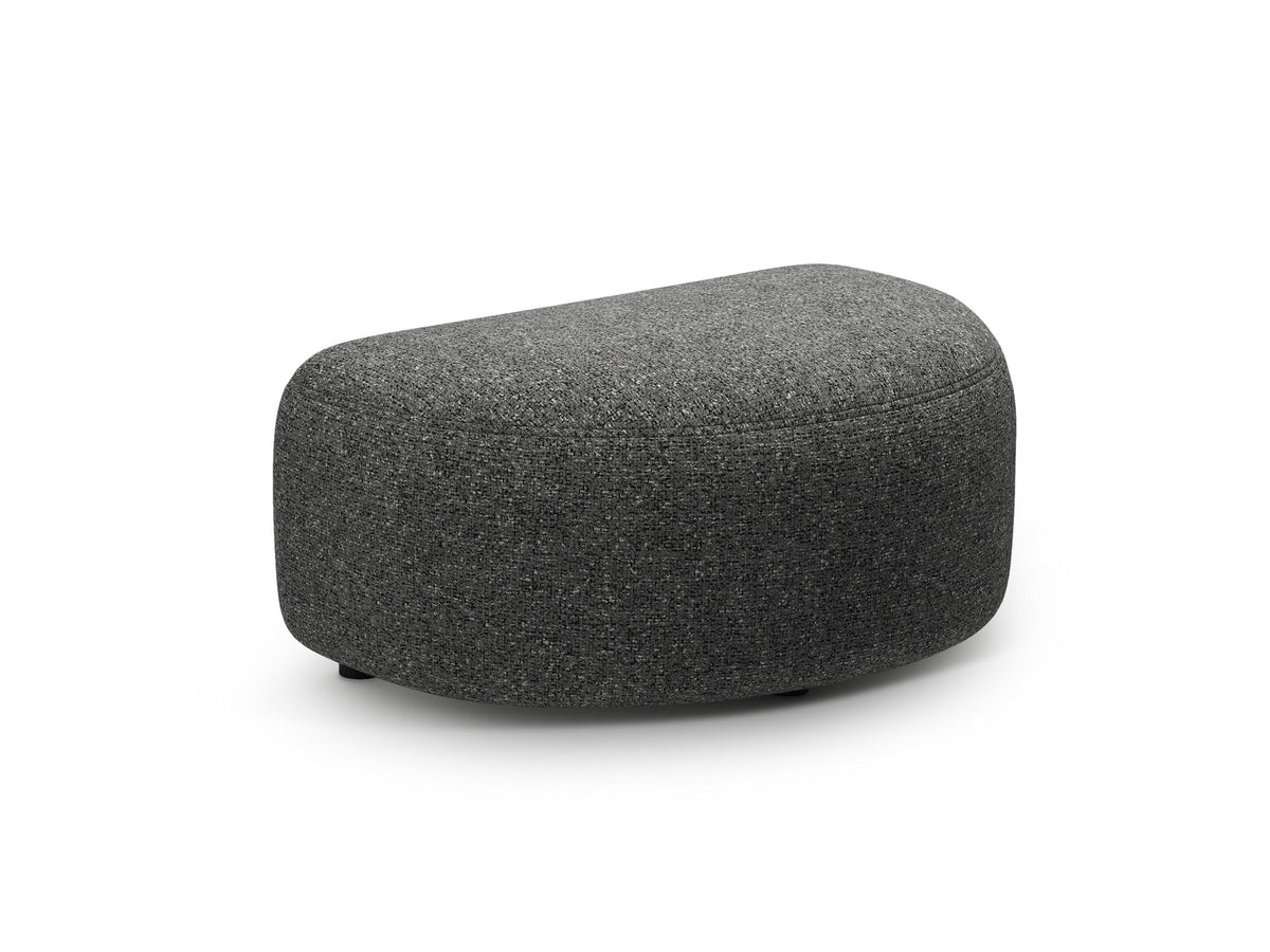 Kate Pouf von Micadoni in Weiss, rechteckige Form mit Stoffbezug Baloo, auf kurzen Beinen aus Polypropylen, kompakte Sitzfläche.