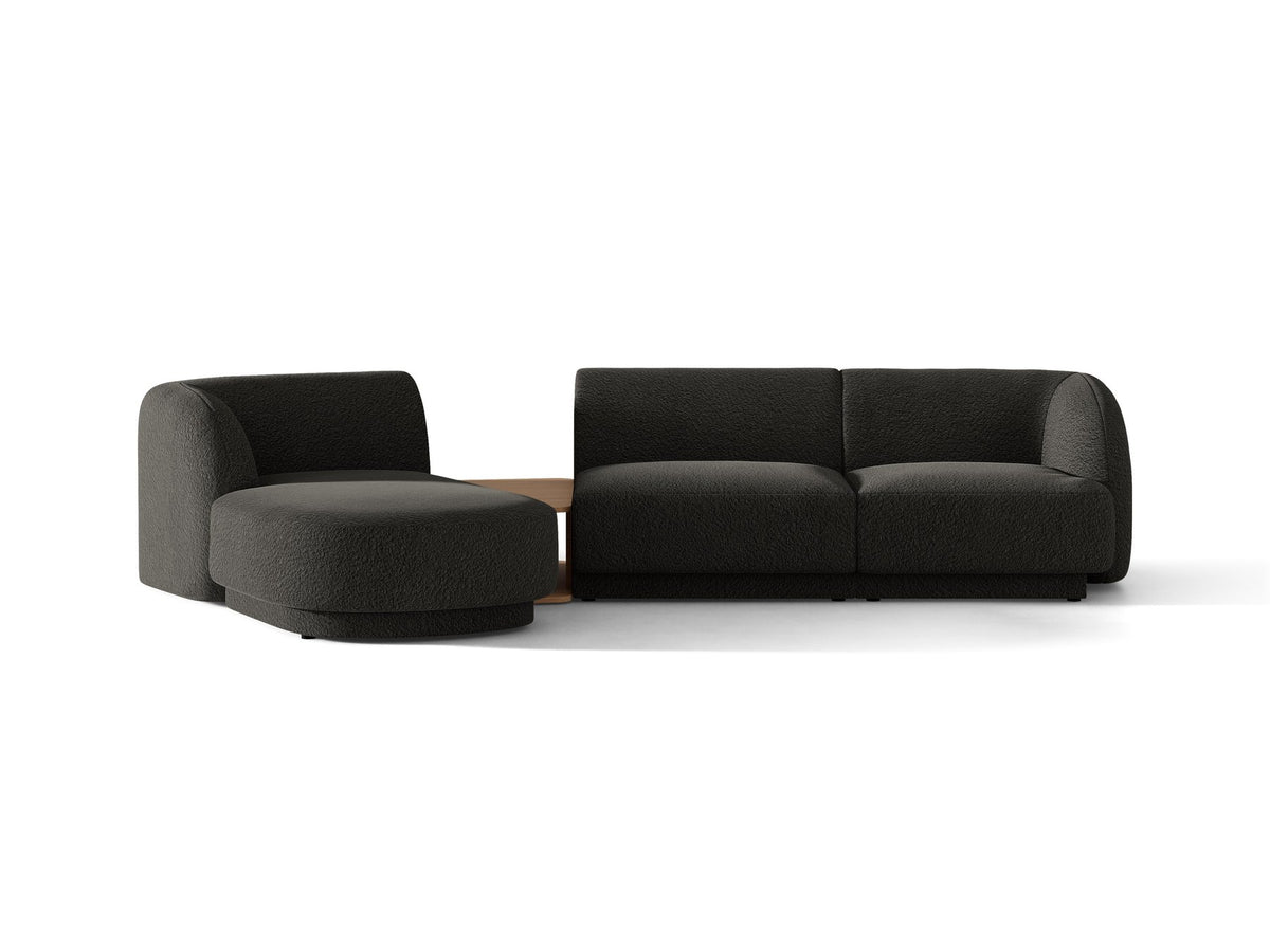 Braunes modulares Sofa Miley von Micadoni mit Bouclé-Stoff, schwarzen Kunststoffbeinen und breiter Sitzfläche im Wohnraum.