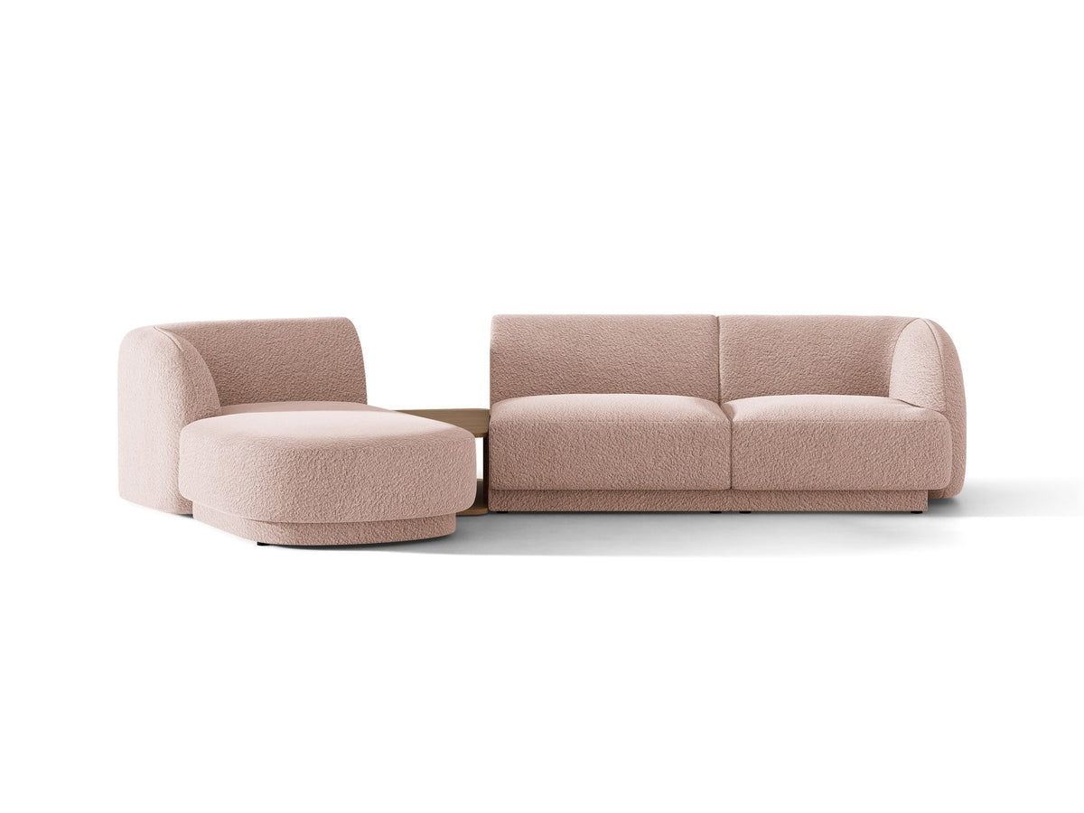 Braunes modulares Sofa Miley von Micadoni mit Bouclé-Stoff, schwarzen Kunststoffbeinen und breiter Sitzfläche im Wohnraum.