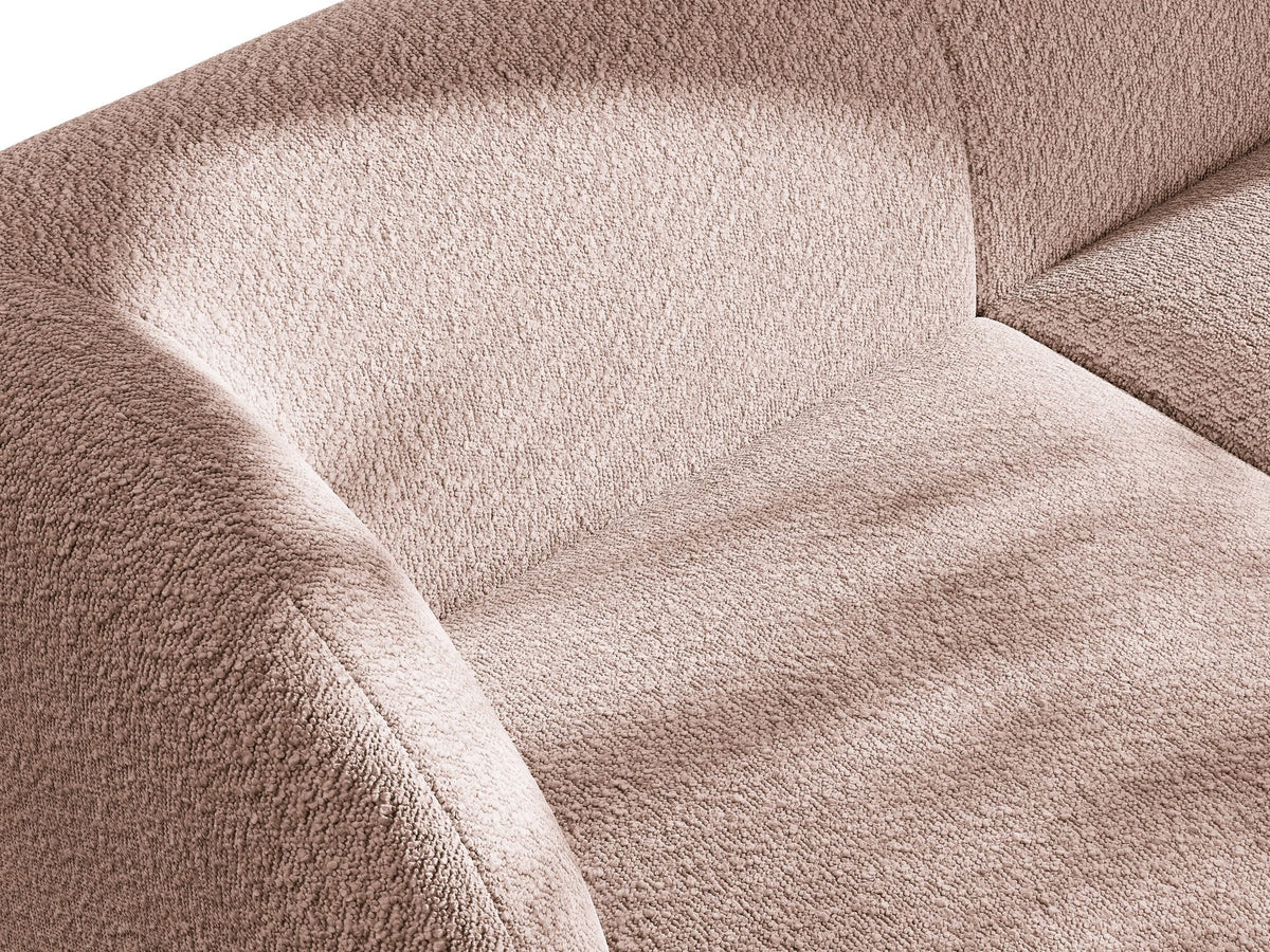 Braunes modulares Sofa Miley von Micadoni mit Bouclé-Stoff, schwarzen Kunststoffbeinen und breiter Sitzfläche im Wohnraum.