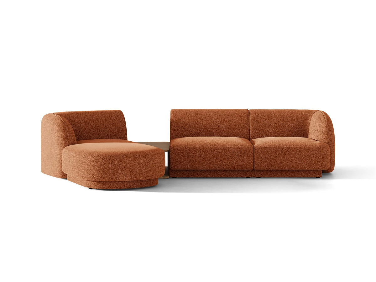 Braunes modulares Sofa Miley von Micadoni mit Bouclé-Stoff, schwarzen Kunststoffbeinen und breiter Sitzfläche im Wohnraum.